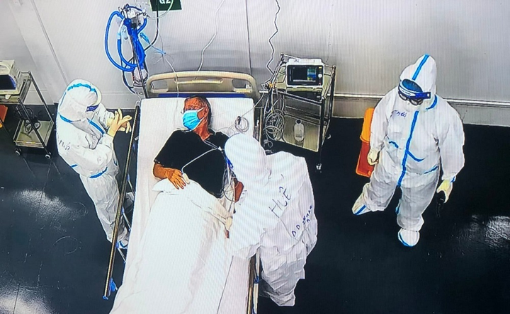 Đưa robot vào điều trị bệnh nhân COVID-19 nặng tại TP.HCM - 1