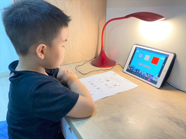 Làm sao để học sinh lớp 1 thích nghi với việc học online? - 1