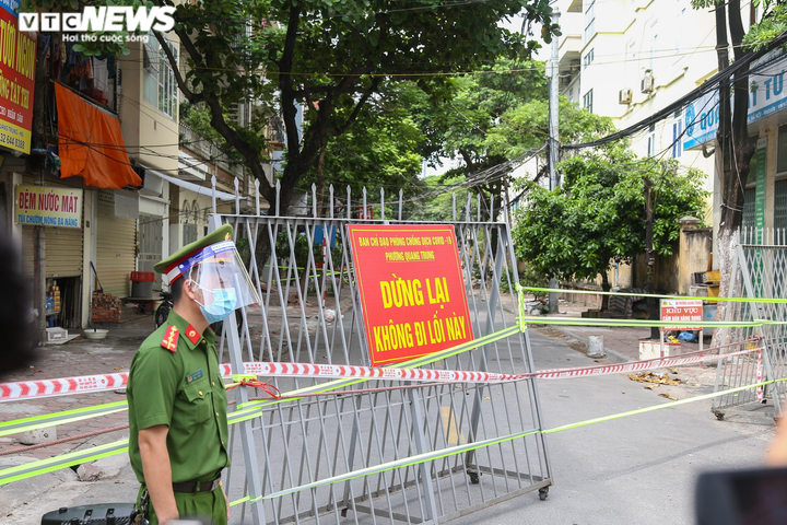 Hà Nội: Chợ Hà Đông lập hàng rào cách ly, lấy mẫu xét nghiệm cho các tiểu thương - 2