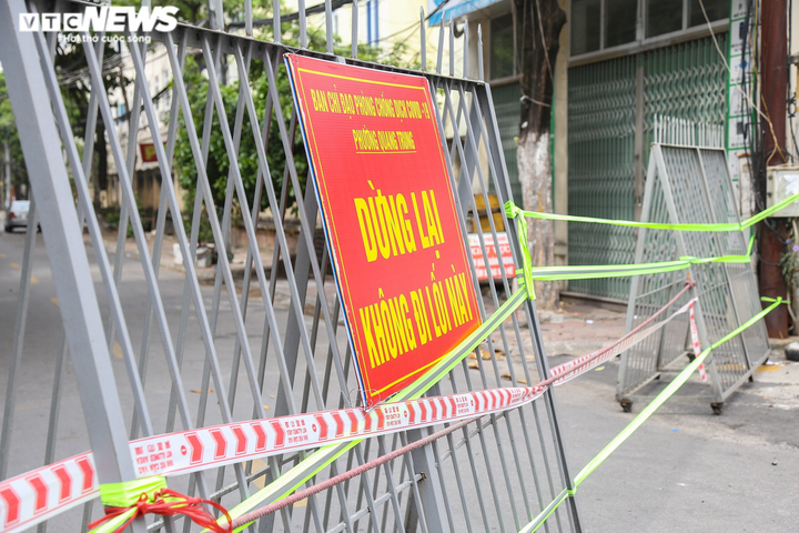 Hà Nội: Chợ Hà Đông lập hàng rào cách ly, lấy mẫu xét nghiệm cho các tiểu thương - 4