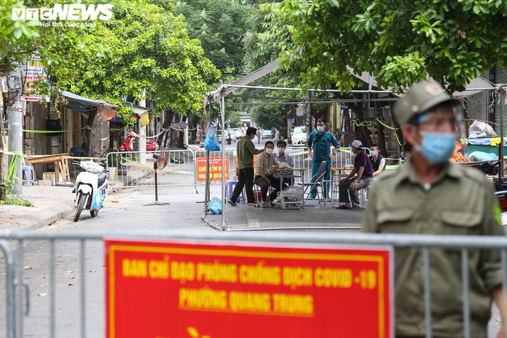 Hà Nội: Chợ Hà Đông lập hàng rào cách ly, lấy mẫu xét nghiệm cho các tiểu thương - 5