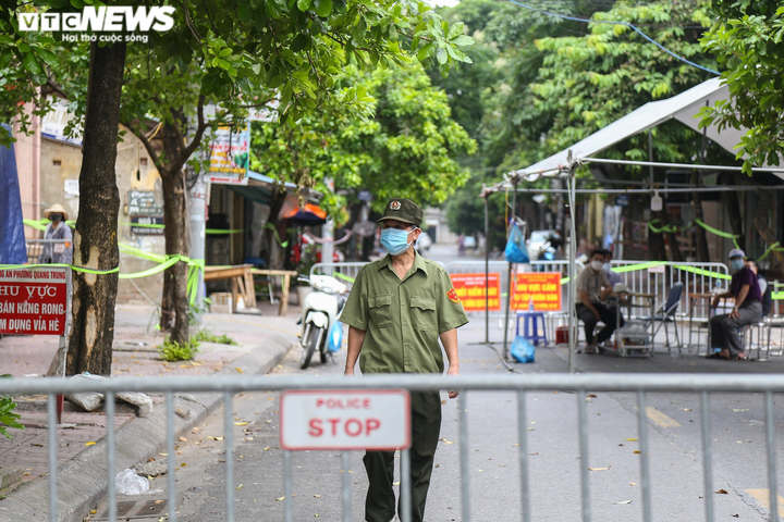 Hà Nội: Chợ Hà Đông lập hàng rào cách ly, lấy mẫu xét nghiệm cho các tiểu thương - 3