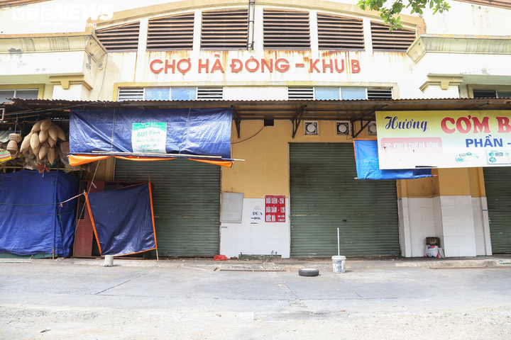 Hà Nội: Chợ Hà Đông lập hàng rào cách ly, lấy mẫu xét nghiệm cho các tiểu thương - 6