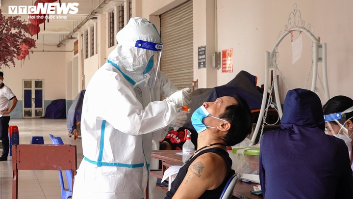 Hà Nội: Chợ Hà Đông lập hàng rào cách ly, lấy mẫu xét nghiệm cho các tiểu thương - 11