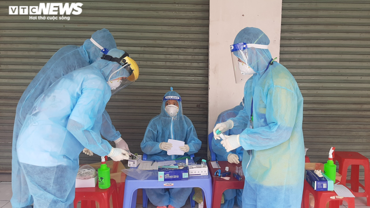 Theo chân 'đội tách F0' khỏi cộng đồng đi từng hẻm lấy mẫu xét nghiệm ở TP.HCM - 1