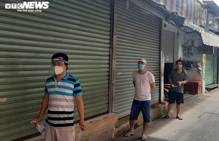 Theo chân 'đội tách F0' khỏi cộng đồng đi từng hẻm lấy mẫu xét nghiệm ở TP.HCM - 3