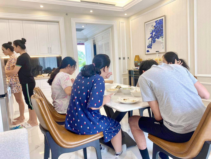 Bị kẹt ở Phú Quốc do dịch COVID-19, gia đình Thúy Hạnh sống thế nào? - 2