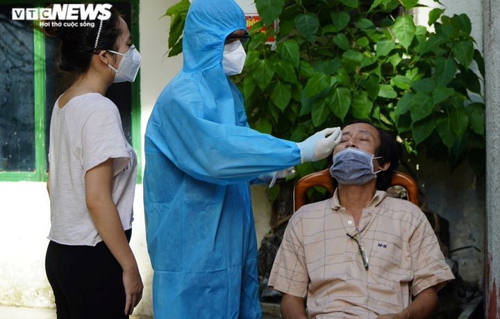 Theo chân 'đội tách F0' khỏi cộng đồng đi từng hẻm lấy mẫu xét nghiệm ở TP.HCM - 8