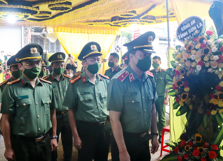 Bố mất không thể về chịu tang, Thiếu tá công an bái vọng từ nơi chống dịch - 2