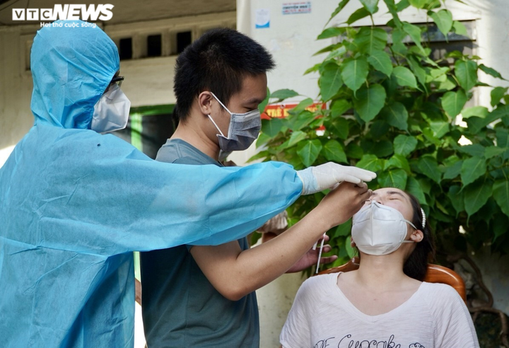 Theo chân 'đội tách F0' khỏi cộng đồng đi từng hẻm lấy mẫu xét nghiệm ở TP.HCM - 10