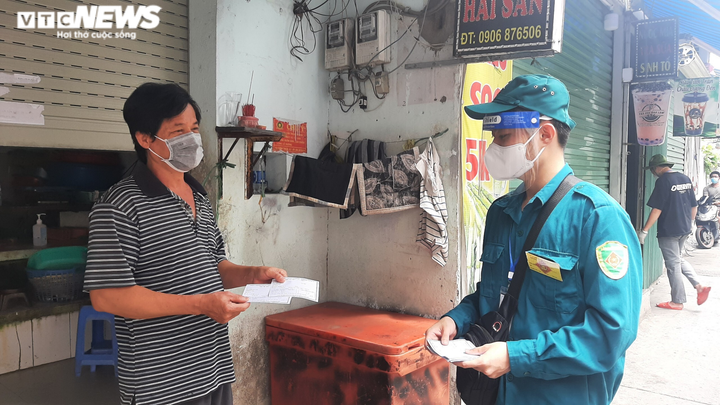 Theo chân 'đội tách F0' khỏi cộng đồng đi từng hẻm lấy mẫu xét nghiệm ở TP.HCM - 2