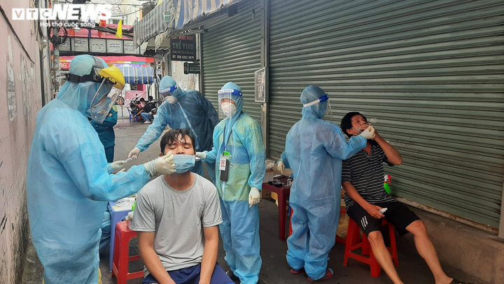 Theo chân 'đội tách F0' khỏi cộng đồng đi từng hẻm lấy mẫu xét nghiệm ở TP.HCM - 4
