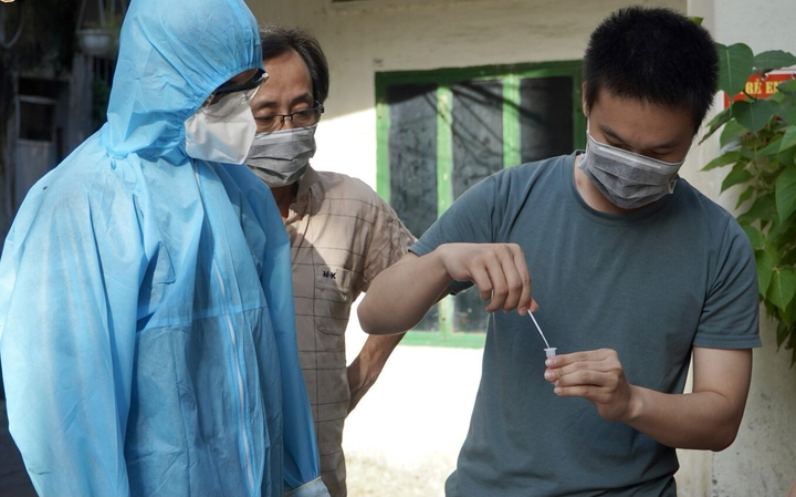 Theo chân 'đội tách F0' khỏi cộng đồng đi từng hẻm lấy mẫu xét nghiệm ở TP.HCM - 11