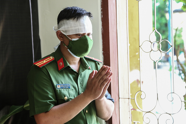 Bố mất không thể về chịu tang, Thiếu tá công an bái vọng từ nơi chống dịch - 1