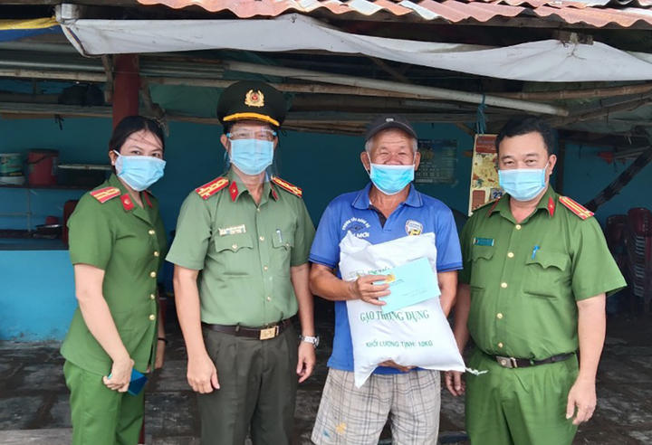 Ảnh: Giám đốc Công an An Giang trực tiếp trao rau, gạo cho người khó khăn - 6