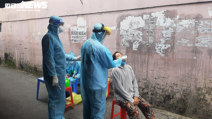Theo chân 'đội tách F0' khỏi cộng đồng đi từng hẻm lấy mẫu xét nghiệm ở TP.HCM - 12