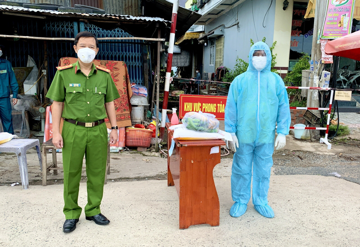 Ảnh: Giám đốc Công an An Giang trực tiếp trao rau, gạo cho người khó khăn - 8
