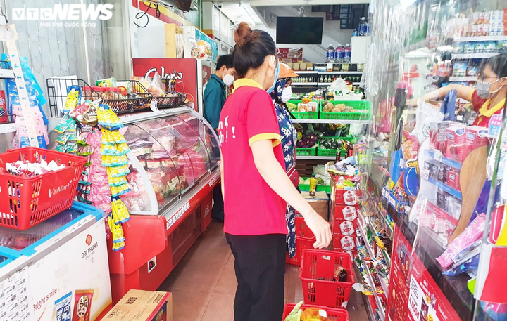 Đà Nẵng tiếp tục phong tỏa, đường dây nóng siêu thị tê liệt vì quá tải - 1