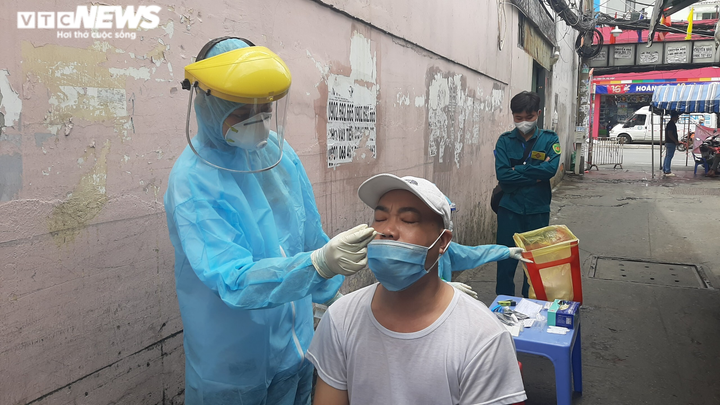 Theo chân 'đội tách F0' khỏi cộng đồng đi từng hẻm lấy mẫu xét nghiệm ở TP.HCM - 5
