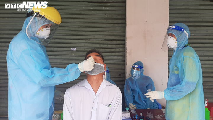 Theo chân 'đội tách F0' khỏi cộng đồng đi từng hẻm lấy mẫu xét nghiệm ở TP.HCM - 6