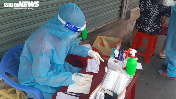 Theo chân 'đội tách F0' khỏi cộng đồng đi từng hẻm lấy mẫu xét nghiệm ở TP.HCM - 7