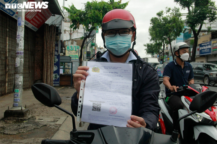 Ngày đầu áp dụng mẫu giấy đi đường mới, nhiều người được linh động qua chốt - 2