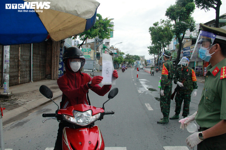 Ngày đầu áp dụng mẫu giấy đi đường mới, nhiều người được linh động qua chốt - 1