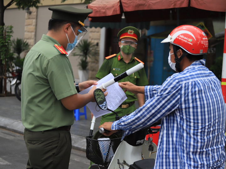 Hà Nội yêu cầu kiểm tra, giám sát chặt chẽ việc cấp giấy đi đường - 1