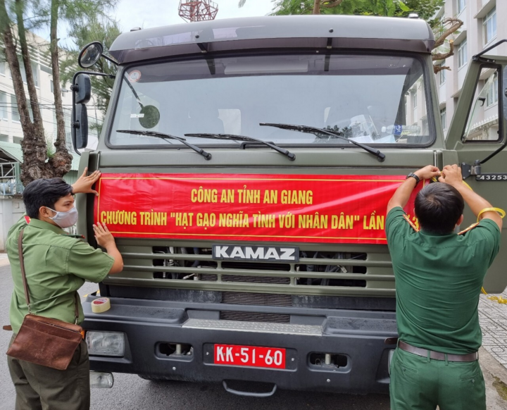 Ảnh: Giám đốc Công an An Giang trực tiếp trao rau, gạo cho người khó khăn - 2