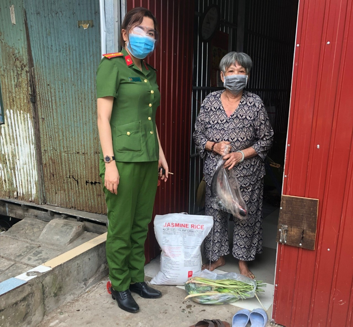 Ảnh: Giám đốc Công an An Giang trực tiếp trao rau, gạo cho người khó khăn - 11