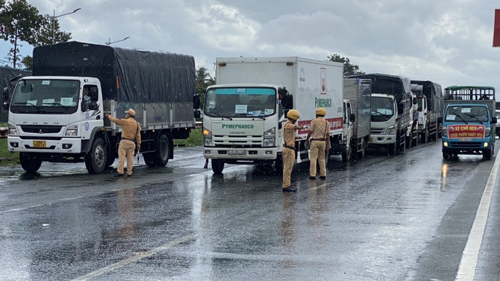 Phải đăng ký trước khi đến, nhiều xe luồng xanh ùn ứ ở cửa ngõ Cần Thơ - 1