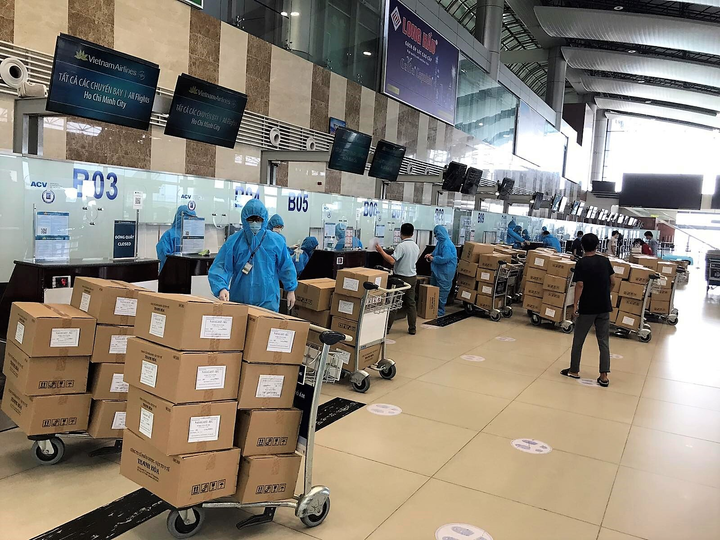 Vietnam Airlines vận chuyển đoàn y bác sĩ lớn nhất từ đầu dịch COVID-19 - 4