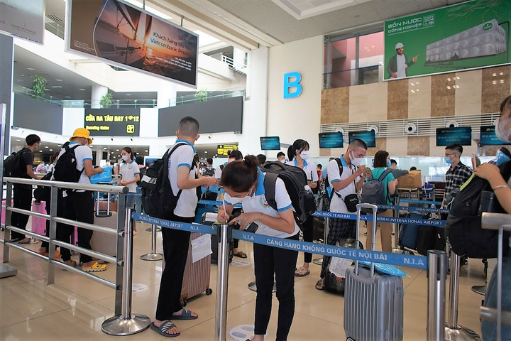 Vietnam Airlines vận chuyển đoàn y bác sĩ lớn nhất từ đầu dịch COVID-19 - 6