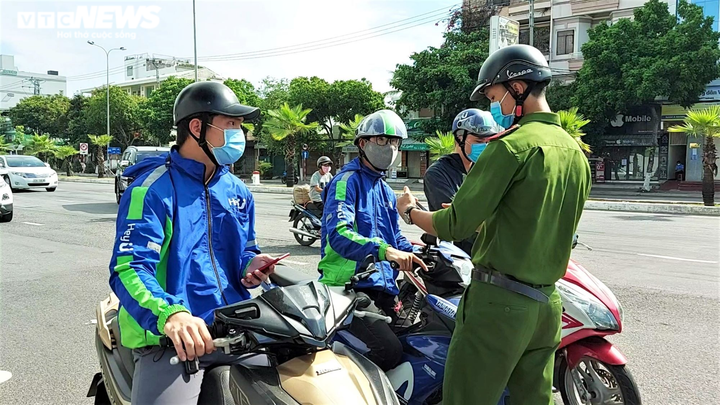 Ảnh: Công nhân Đà Nẵng tranh thủ giờ đổi ca, tiếp tục sản xuất '3 tại chỗ' - 8
