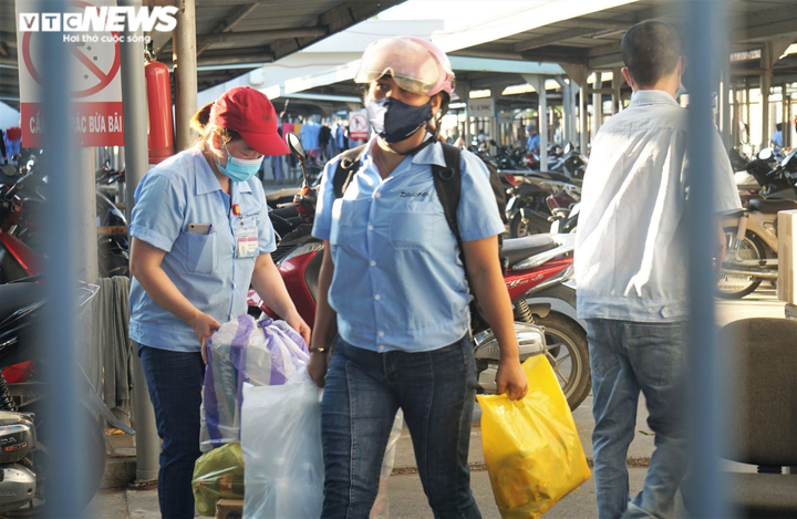 Ảnh: Công nhân Đà Nẵng tranh thủ giờ đổi ca, tiếp tục sản xuất '3 tại chỗ' - 1