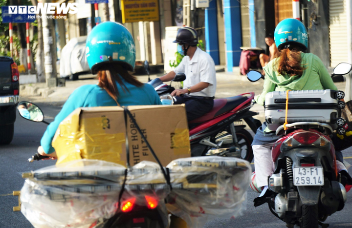 Ảnh: Công nhân Đà Nẵng tranh thủ giờ đổi ca, tiếp tục sản xuất '3 tại chỗ' - 5