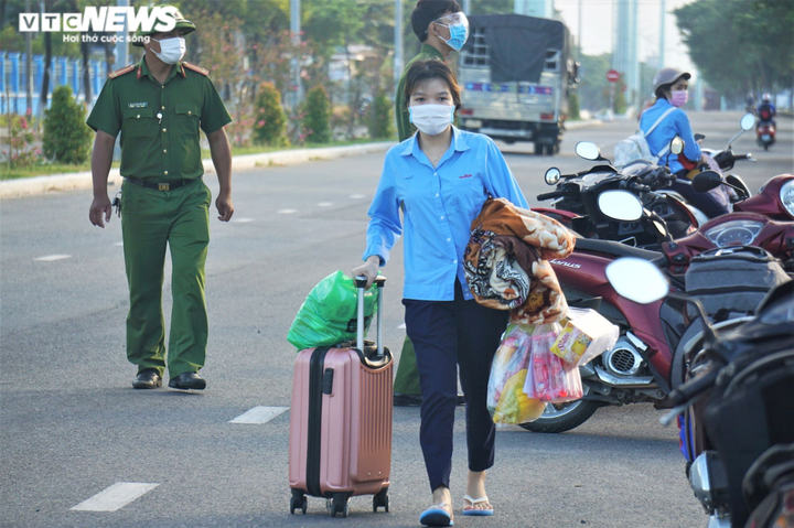 Ảnh: Công nhân Đà Nẵng tranh thủ giờ đổi ca, tiếp tục sản xuất '3 tại chỗ' - 2