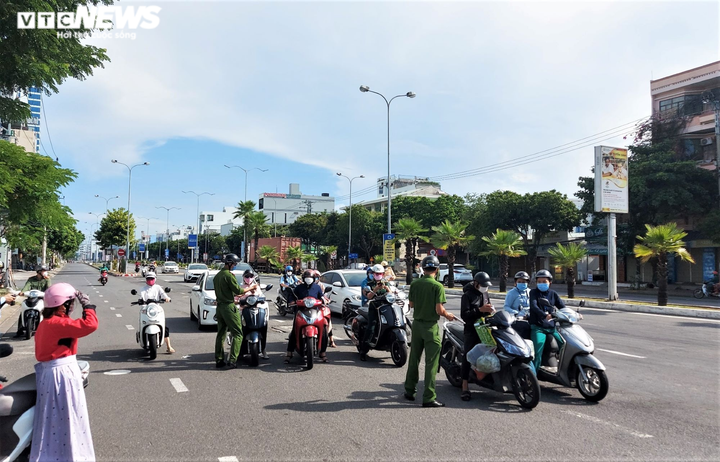 Ảnh: Công nhân Đà Nẵng tranh thủ giờ đổi ca, tiếp tục sản xuất '3 tại chỗ' - 6