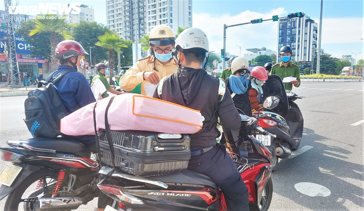 Ảnh: Công nhân Đà Nẵng tranh thủ giờ đổi ca, tiếp tục sản xuất '3 tại chỗ' - 3