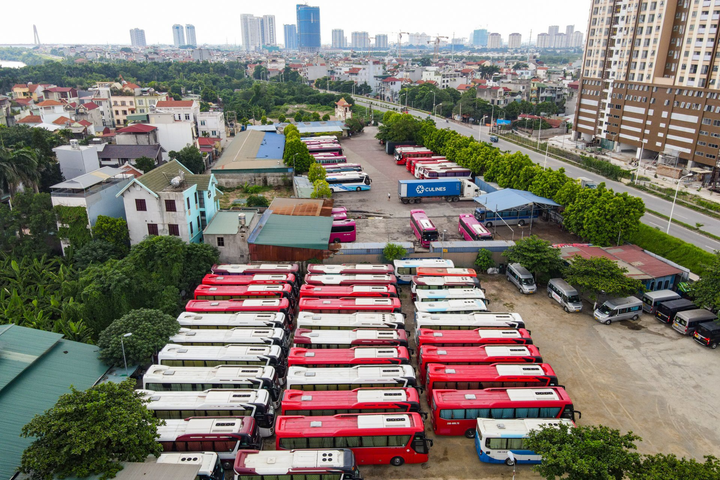 Hà Nội giãn cách xã hội, hàng trăm ôtô mới cứng nằm phơi nắng - 11