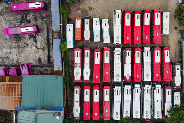 Hà Nội giãn cách xã hội, hàng trăm ôtô mới cứng nằm phơi nắng - 13