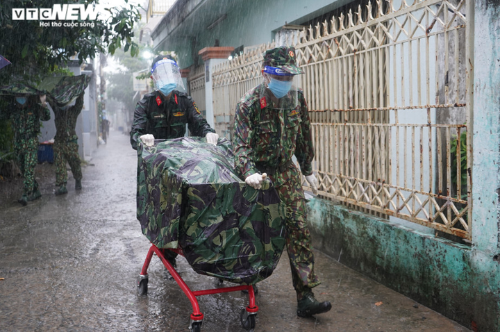Bộ đồ lính ướt đẫm sau hành trình dầm mưa mang thực phẩm cho dân - 9