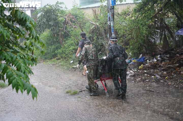 Bộ đồ lính ướt đẫm sau hành trình dầm mưa mang thực phẩm cho dân - 10