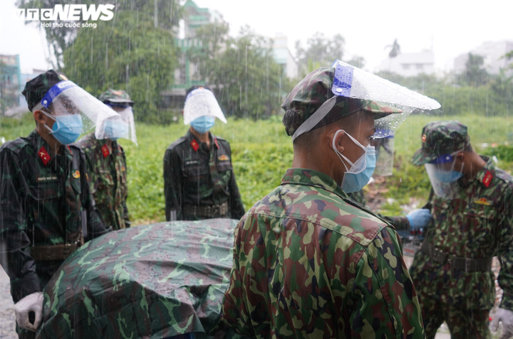 Bộ đồ lính ướt đẫm sau hành trình dầm mưa mang thực phẩm cho dân - 12