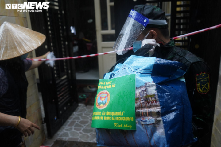 Bộ đồ lính ướt đẫm sau hành trình dầm mưa mang thực phẩm cho dân - 13