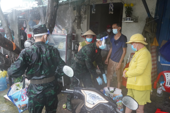 Bộ đồ lính ướt đẫm sau hành trình dầm mưa mang thực phẩm cho dân - 11