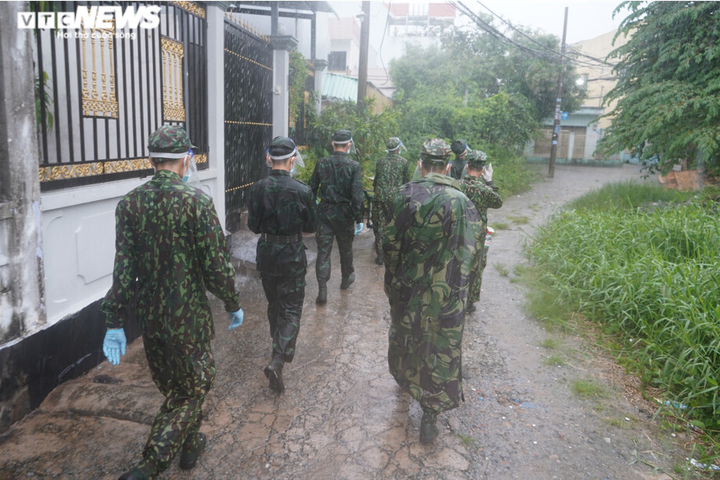 Bộ đồ lính ướt đẫm sau hành trình dầm mưa mang thực phẩm cho dân - 15