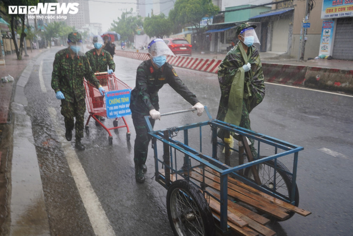 Bộ đồ lính ướt đẫm sau hành trình dầm mưa mang thực phẩm cho dân - 16