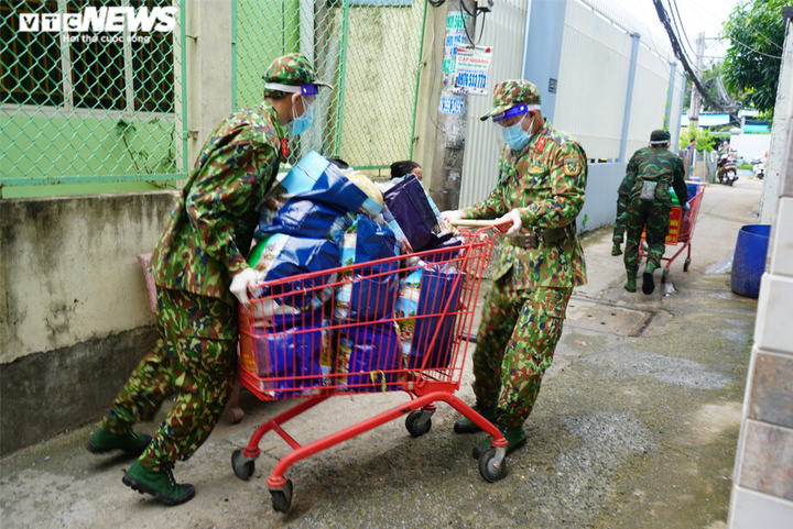 Bộ đồ lính ướt đẫm sau hành trình dầm mưa mang thực phẩm cho dân - 7