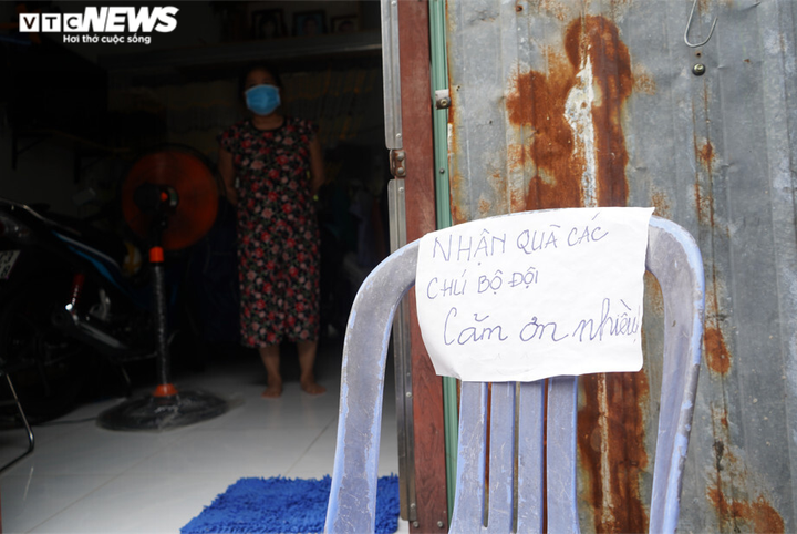 Bộ đồ lính ướt đẫm sau hành trình dầm mưa mang thực phẩm cho dân - 5